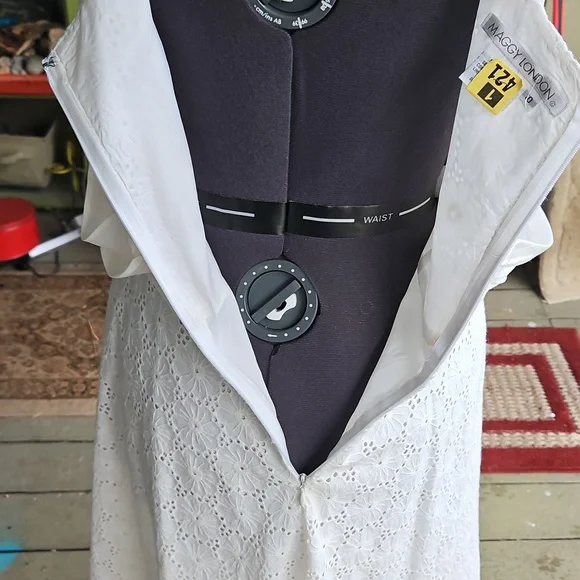 Maggy London White Lace Midi Dress - Picture 7 of 8